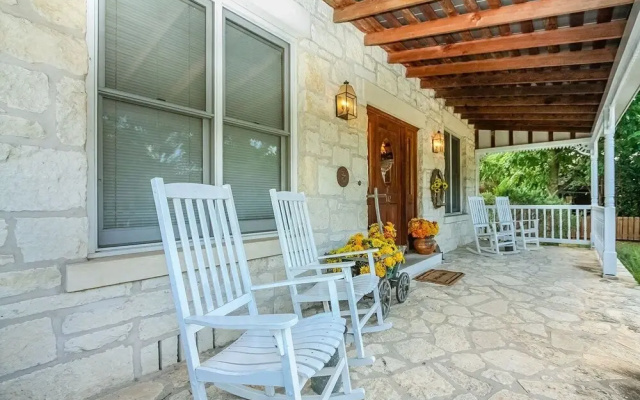 Texana Guesthouse 3 Bedroom Home by Redawning