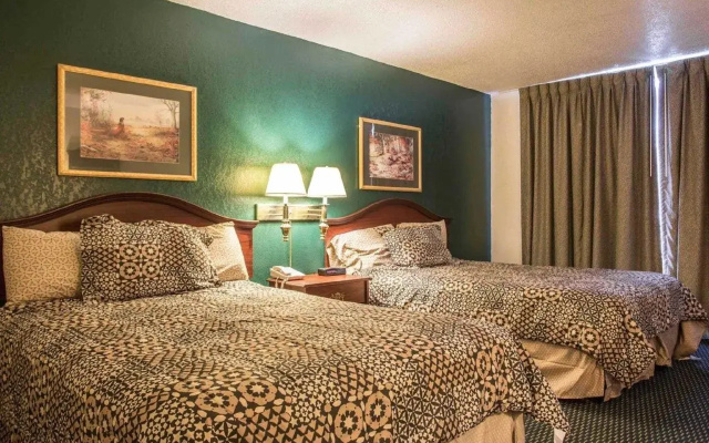 Ramada Inn & Suites Lumberton