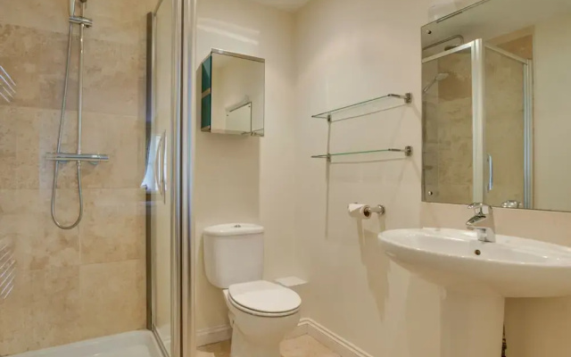 Lovely Holiday Home in Edmonton With Garden