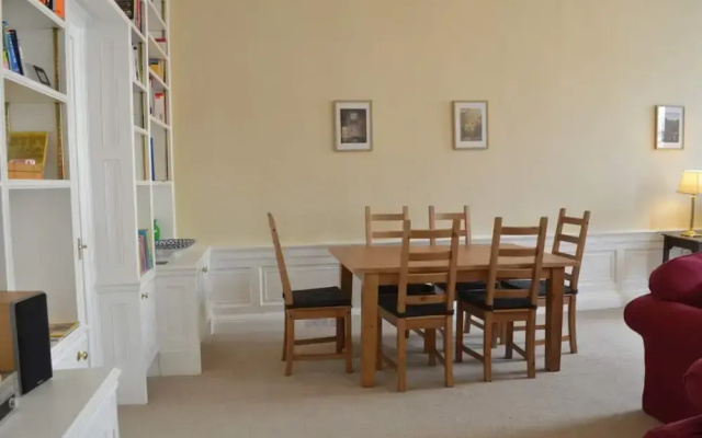 Traditional Georgian Flat in New Town, Sleeps 5-6