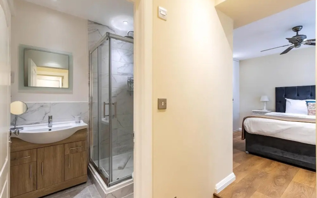 Elegant Two Bedroom Flat in Redcliffe Gardens