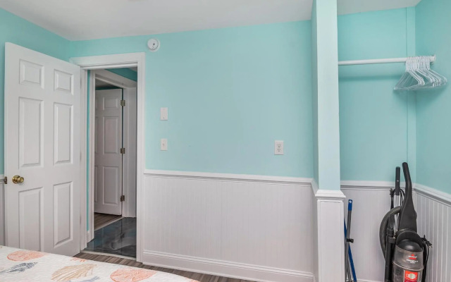 Lady Di's by Oak Island Accommodations