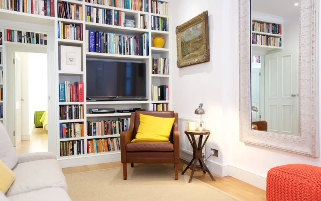 JOIVY English Retro 2BR Apt Near Battersea Park