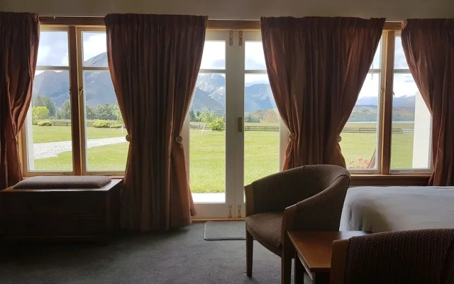 Grasmere High Country Bed & Breakfast Lodge
