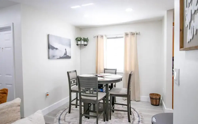 Good Vibes Oasis- Cozy Townhome With Parking