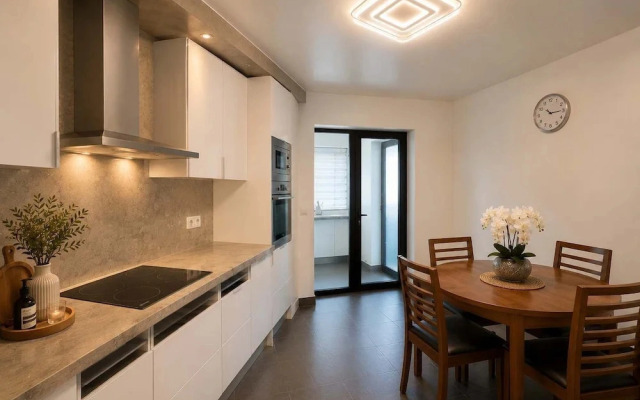 Hillside Elegance Apartment
