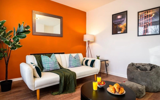 Modern 4-bed Free Parking Work Leisure Stays
