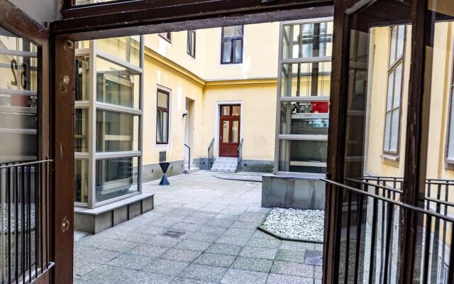Отель Townhouse Tegethoff by Welcome2Vienna Австрия, Вена - отзывы, цены и фото номеров - забронировать отель Townhouse Tegethoff by Welcome2Vienna онлайн вид на фасад
