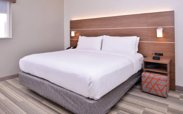 Holiday Inn Express New Orleans - St Charles (ex Modern Hotel)