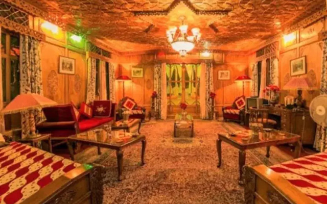 Yadgaar Houseboats