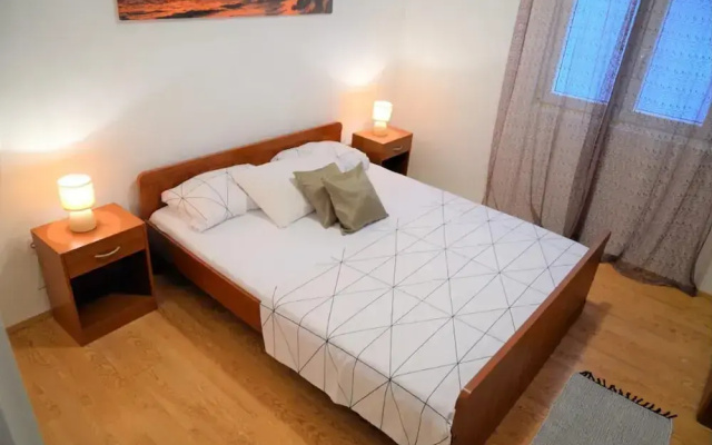 Beachside Apartment - Sleeps 5, Parking & Views