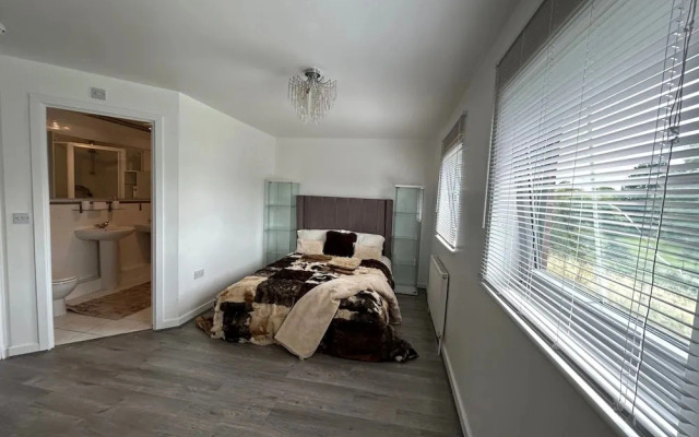 Family Friendly - Sleeps12 - Free Parking - Garden