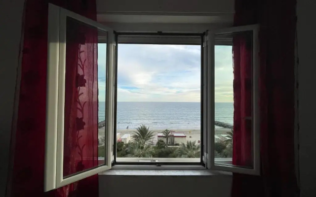 [Via XXV Aprile] 4 Locali - Di Fronte al Mare