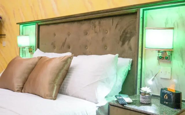 House-sleeps8-parking-jacuzzi
