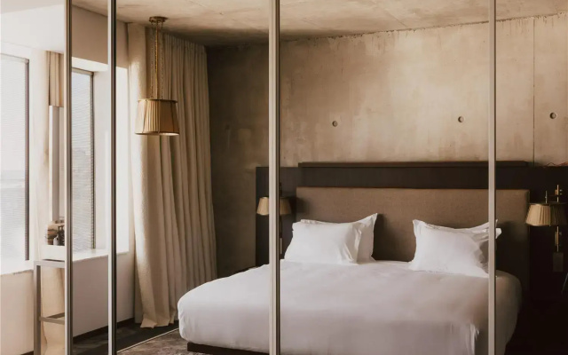 Maison Heler Metz, Curio Collection By Hilton