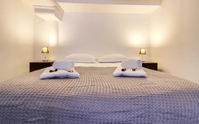 Beautiful Flat Fits 2 in Jules Ferry
