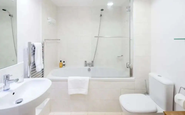 1bed Sleeps 4 in West Kensington 7mins to Tube