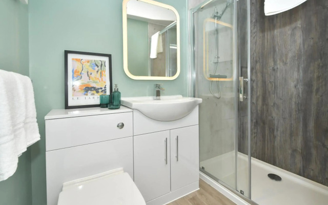 Antrobus Deluxe Apartments by YourStays