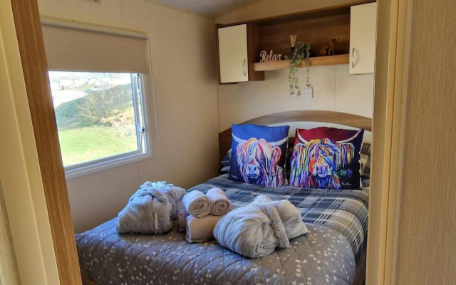 Cabin- Sleeps 8- Hot Tub, Free Parking, Wifi, Pets