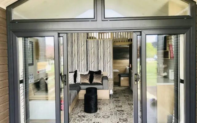 2 Bed Lodge - Sleeps 4 - Patio - Parking - Wifi