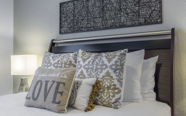 Casa Magnolias Deluxe 3 Bedroom Condo by RedAwning