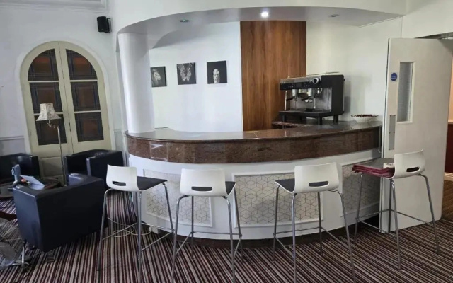 Апарт-отель Maya Hotel Luton