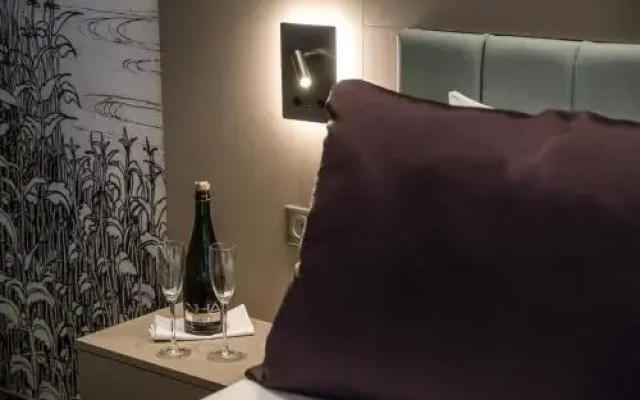 Silver Studio Apartment