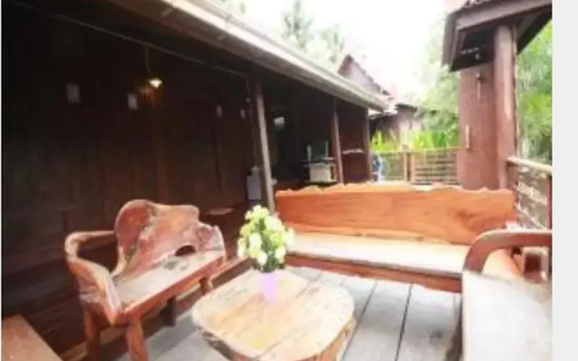 Ruan Amphawa(เรือน อัมพวา)
