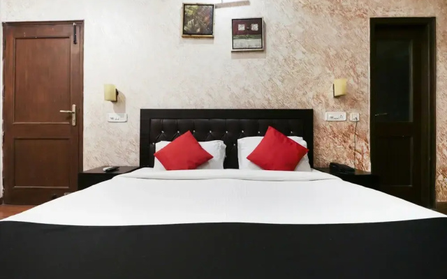 Capital O 5438 Hotel Shiraaz-2