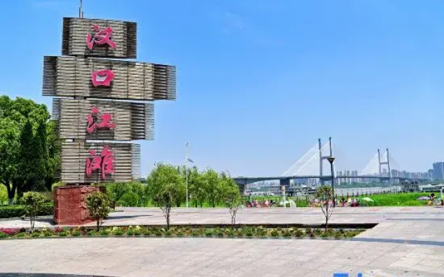 Xana Hotelle Hotel (Wuhan Jinrong Zhongxin Fountain Park)