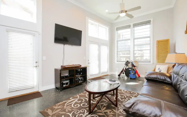 4BR/3BA Music Row House B by RedAwning