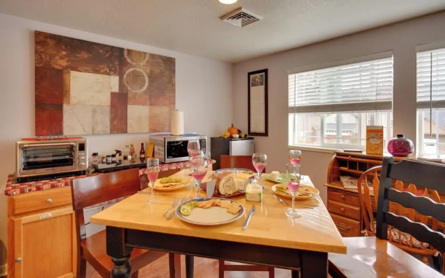 4 Mi to UO! Convenient Springfield Apt w/ Deck