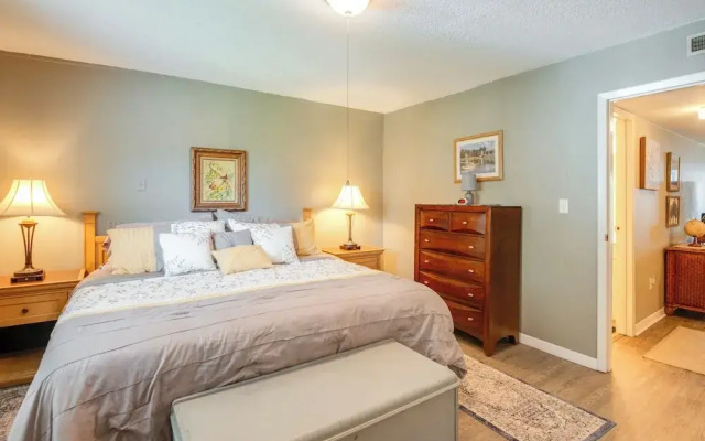Pool Access & Lanai: Riverfront Welaka Condo!