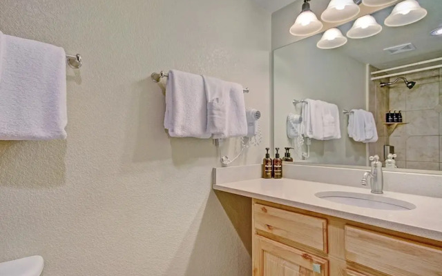 Beautiful Ski-In Ski-Out Condo, Great Location - CM244 by RedAwning