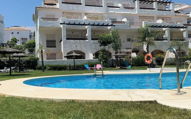 2 Bed-sleeps 4-private Patio-pool-aircon