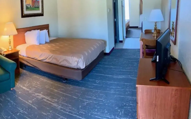 Mackinaw Beach & Bay Inn & Suites