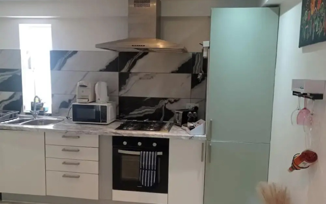 Apartment - Sleeps 4 - Parking - Wifi