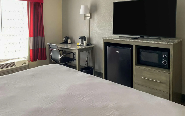 Clarion Pointe - Greensboro Coliseum Area