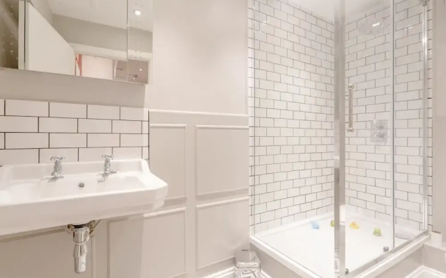 British Pad Near Earl's Court, Kens. & Hyde Park
