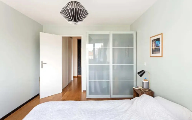 Bright and Modern Apt With Patio in Paris 18th!