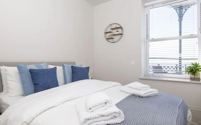 Panoramic sea Views in Beachfront apt w Balcony