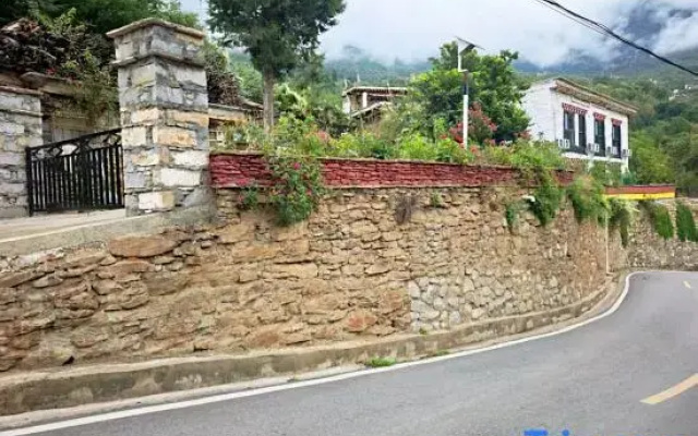 Heisha Zangmi Homestay (Zhonglu Tibetan Village)