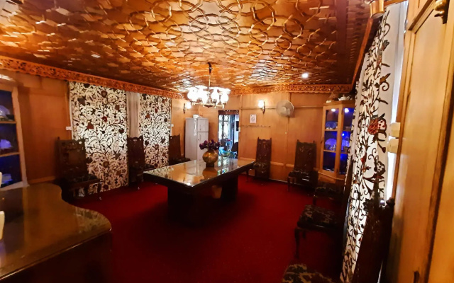 Badyari Palace Group of Houseboat