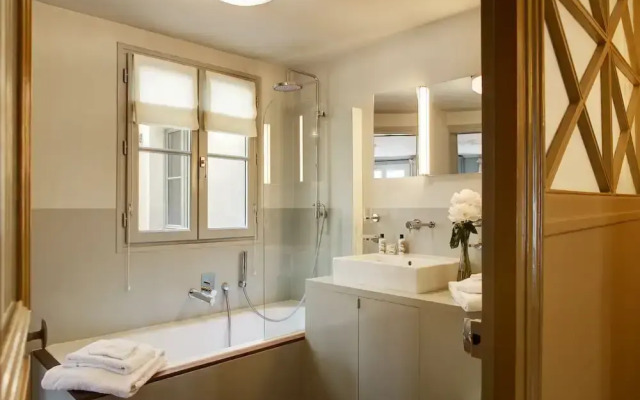 Paris Louvre Elegant residence