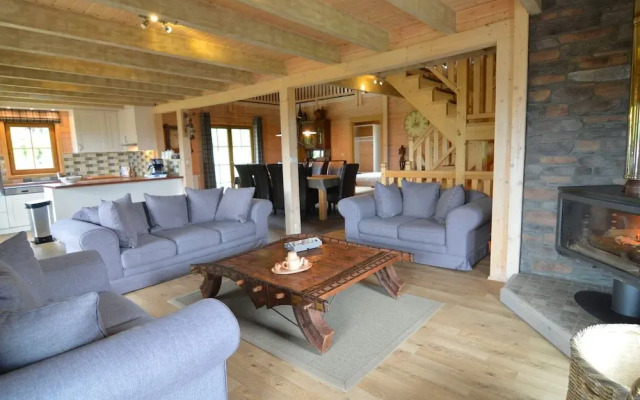 Cozy Chalet in Septon with Sauna and Jacuzzi