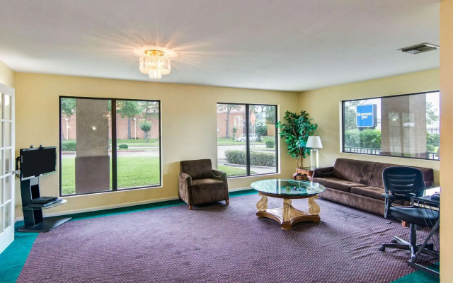 Rodeway Inn & Suites Highway 290 Northwest