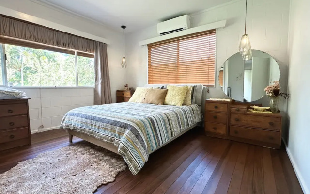 The Tides - 70s Seaside Bungalow