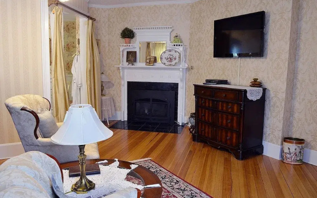 1862 Seasons on Main B&B