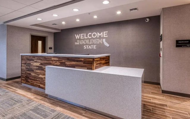 Hampton Inn & Suites Bakersfield Central
