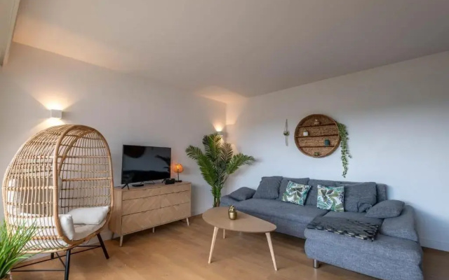 Spacious T3 apartment with a balcony near the old town